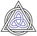 Triquetra en azul como parte dun símbolo trinitario