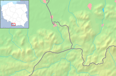 Mapa konturowa Beskidu Śląskiego, blisko centrum na dole znajduje się czarny trójkącik z opisem „Nad Kršlí”