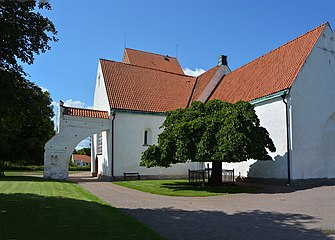 Kyrkan med det rakslutande koret i öster