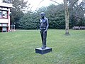 Q183397 standbeeld voor Fred Hoyle ongedateerd geboren op 24 juni 1915 overleden op 20 augustus 2001
