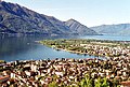 Utsikt over byen og Maggioresjøen