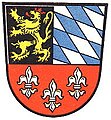 Landkreis Sulzbach-Rosenberg (–1972) Geteilt und oben gespalten; vorne in Schwarz ein rot gekrönter und rot bewehrter goldener Löwe, hinten schräg gerautet von Silber und Blau; unten in Rot drei, zwei zu eins gestellte silberne heraldische Lilien.