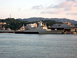 Un buque de guerra clase Kedah, con otra unidad en construcción en el fondo.
