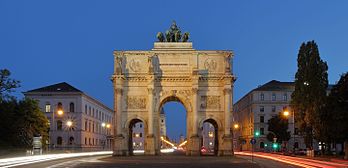 Vista noturna da Porta da Vitória (Siegestor), um arco do triunfo no extremo norte da Ludwigstraße, uma das grandes avenidas reais de Munique, Alemanha. A construção foi encomendada pelo rei Luís I da Baviera e inaugurada em 1852. (definição 3 781 × 1 822)