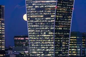 Une super lune apparaissant derrière un gratte-ciel de la Cité de Londres, photographiée un soir de janvier 2018 depuis le Tate Modern. (définition réelle 4 500 × 3 000)