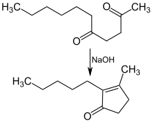Cyclisierung von Undecan-2,5-dion zu Dihydrojasmon. Die Reaktion wird in siedendem Ethanol mit 2-prozentiger wässriger Natronlauge als Katalysator durchgeführt.