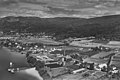 Flybilde av Åssiden, 6. august 1959. Bildet viser Buskerud Papirfabrikk og Drammen Travbane. Bildet er tatt i retning Solbergelva.