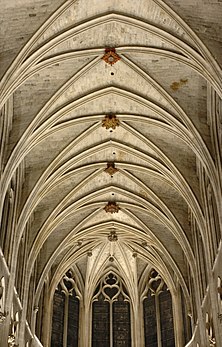 Voûte gothique d'ogives quadripartites de l'église Saint-Séverin à Paris, France. (définition réelle 1 825 × 2 855)