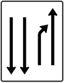Zeichen 532-21 Einengungstafel; Darstellung mit Gegenverkehr: noch ein Fahrstreifen rechts in Fahrtrichtung und zwei Fahrstreifen im Gegenverkehr