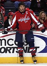 Photographie de pied de Ovetchkine avec le maillot rouge des Capitals