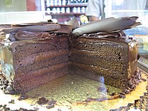 Pastel de capas de chocolate con cobertura de chocolate y ralladura de chocolate
