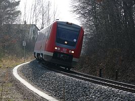 Nahverkehrstriebwagen Baureihe 612 bei einer Kurvendurchfahrt