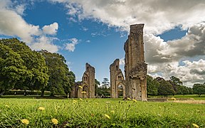 Glastonbury Abbey in the Summer.jpg