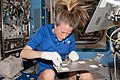 Astronauta Karen Nyberg faz experiência com plantas na ISS.