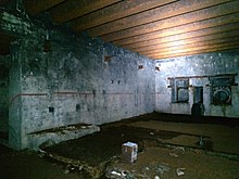 銀禧炮台的其中一個地下掩體的內部，前方牆壁上右邊的圓形裝置，應爲抽風機的殘留框架