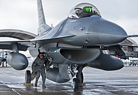 מטוס F-16 בבדיקות לפני יציאה לגיחה, ניתן לראות את מערבולת האוויר הנכנסת לכונס ומדגימה את יכולת השאיבה של מנוע הסילון העוצמתי שלו.