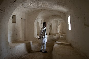 La vieille ville de Ghadamès, dans le désert libyen, est construite pour lutter contre les violentes variations du climat saharien. Les maisons sont construites en pisé, chaux, et troncs de palmiers, et sont reliées par des passages couverts pour se protéger de la chaleur de l'été. (définition réelle 2 000 × 1 333)