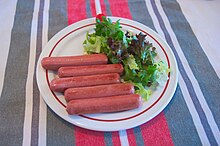 Salchichas con ensalada