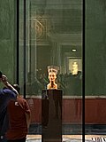 Thumbnail for File:The bust of Nefertiti from the Egyptian Museum of Berlin collection in the Neues Museum.jpg