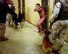 Abusos a un prisionero en el centro de detención de Abu Ghraib, 2004.
