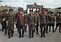 1945年7月、式典後に門の前を歩く連合国軍の将軍たち。イギリス軍のバーナード・モントゴメリー元帥が、赤軍のゲオルギー・ジューコフ元帥、コンスタンチン・ロコソフスキー元帥、ワシーリー・ソコロフスキーらと歩く