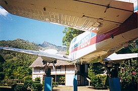 Dans le centre du village d’Atuona a été placé à proximité de la Maison du Jouir, construite par Paul Gauguin, l’avion avec lequel Jacques Brel joua au « flying doctor » à la fin de sa vie.