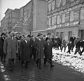 در سال ۱۹۶۳ ویلی برانت ، شهردار برلین غربی و فاضل کوچوک معاون رئیس جمهور قبرس به خیابان برنائر سر می‌زنند. نمای آپارتمان‌ها به برلین غربی مسدود شده‌اند.