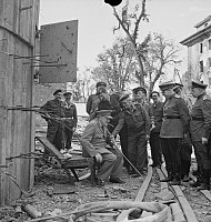 Winston Churchill duduk di kursi rusak di Führerbunker, Juli 1945.