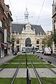 Ein Stra­ßen­bahn­zug vor dem Bahnhof