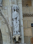 Estatua del mártir Pelayo en la enjuta, a la derecha