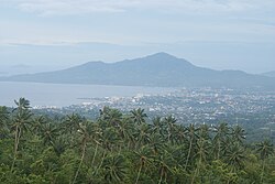 マナド湾とマナドの景色