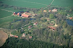 Flygfoto från 1990 där man kan se både Mariedals slott och Mariedalsån.