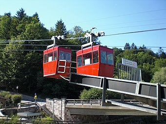 L'Obersalzbergbahn en 2013 à mi-hauteur du mont Kehlstein (alt. 1 850 m). Il emmène les touristes du centre-ville de Berchtesgaden. Au sommet du Kehlstein se trouve le « Nid d’aigle ».