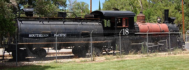 La máquina nº18, pintada con los colores de Southern Pacific, habitualmente depositada en Independence, California, en proceso de restauración.