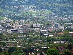 Dietikon sijaitsee taajaan asutussa Limmatjoen laaksossa.