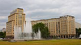 Strausberger Platz, avec la maison Berlin (côté gauche).