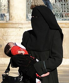 ایک خاتون نقاب پہنے ہوئے