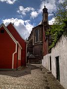 Zicht op Begijnhofkerk tussen Sint-Godelievekapel en Convent Huyshove, Klein Begijnhof, Gent.jpg