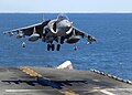 Atterrissage vertical d'un Sea Harrier.