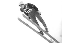 Photo d'Aschenbach pendant un saut à ski.