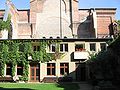 Vue de la maison paroissiale construite dans l'ancienne nef