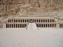 Fachada porticada del templo funerario de Hatshepsut. Dinastía XVIII de Egipto, siglo XV a. C.