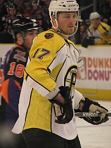 Jeremy Reich v dresu Providence Bruins