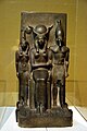 Godin Hathor naast koning Menkaoere en de haasgodin van 15e Opper-Egyptische nome.