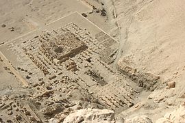 Ruines du temple funéraire de Montouhotep II à Deir el-Bahari.
