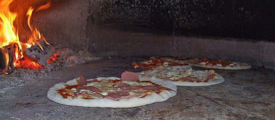 Geleneksel odun ateşinde pişirilen pizzalar