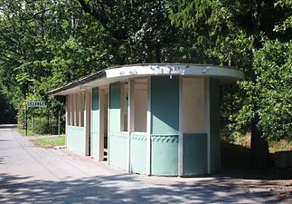 Kiosken vid Lillängens station på Saltsjöbanan finns fortfarande kvar, den är ritad av Waldemar Johanson liksom flera av väntpaviljongerna på Nockebybanan på 1920-talet.