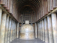 Interior de una sala chaitya excavada en la roca, cuevas de Bhaja, las costillas de madera.