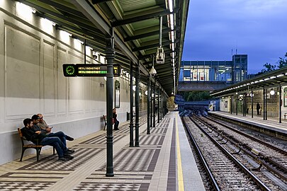 Schönbrunn station