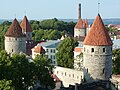 Die Stadtmauer mit den typischen ...